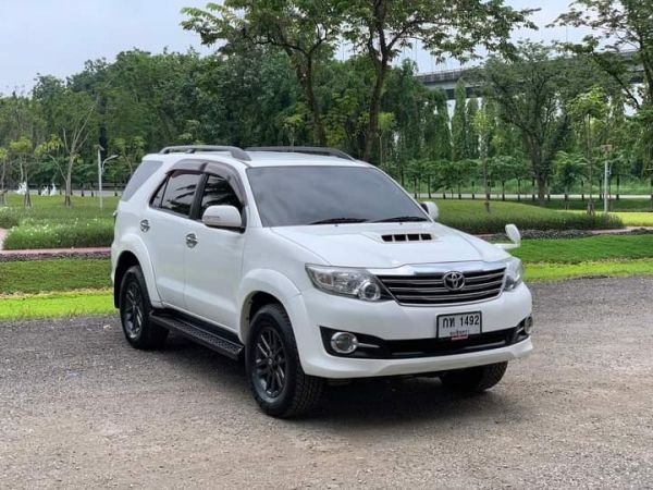 TOYOTA FORTUNER 2.5V สีขาว A/T ปี2015